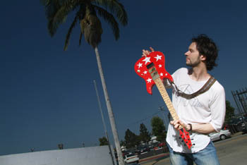 Paul Gilbert zakouzlí Praze!